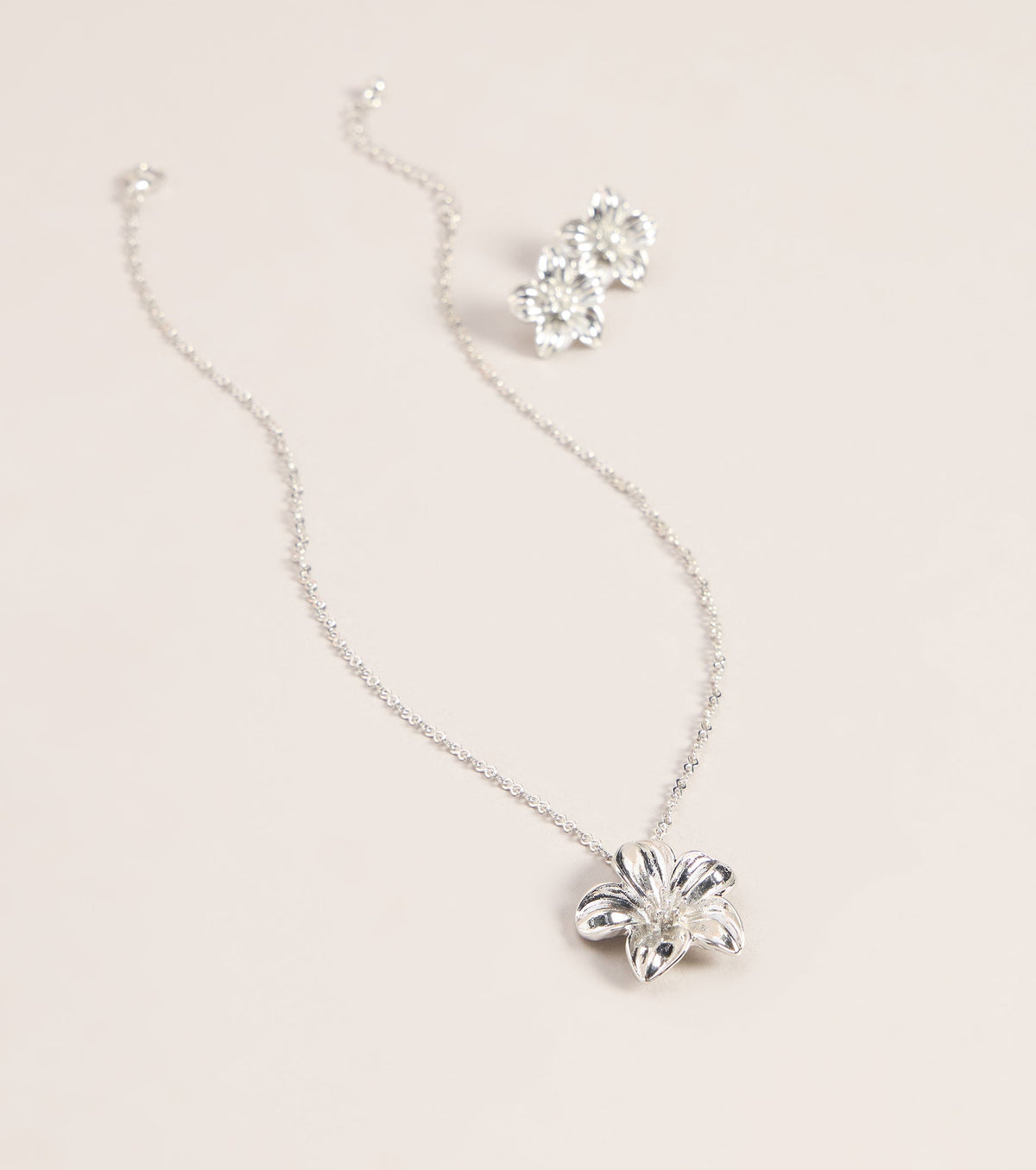 Bloom Mood Flower Necklace And Stud Earrings Set